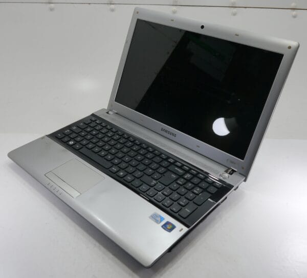 Samsung NP-S3511-A01DX 15.6 Inch Laptop Silver - Image 3